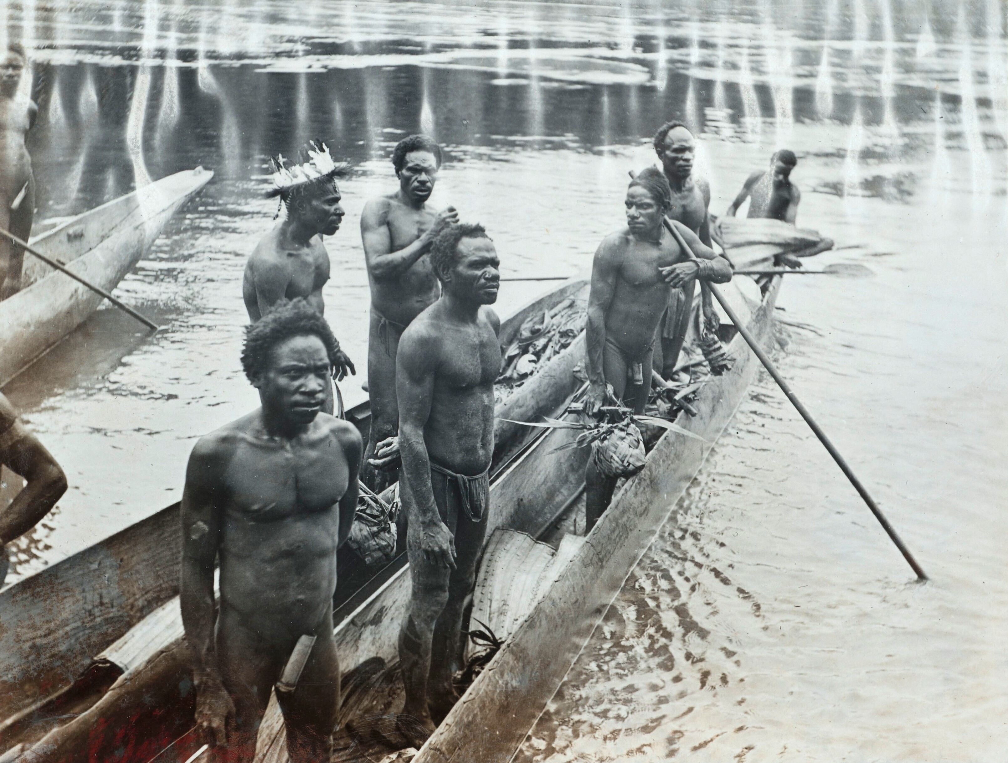 Prauwen met Papua's die een bezoek brengen aan het basiskamp van de Wollaston-expeditie