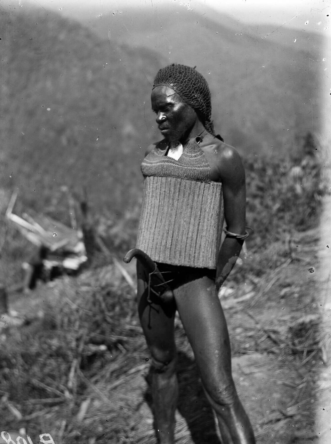 Papua afkomstig uit de Swart-vallei met een gevlochten rotan kuras