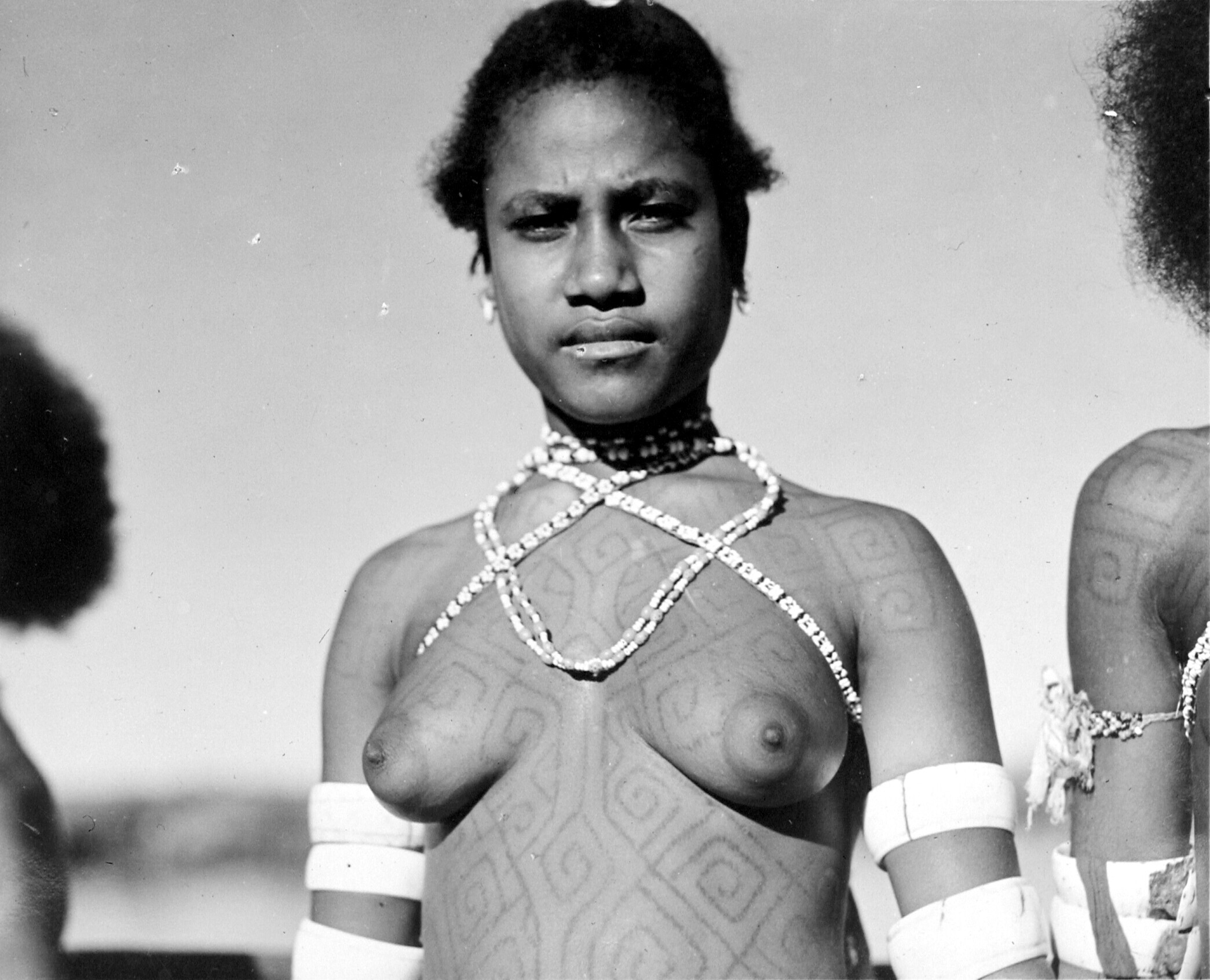 Waroppen-meisje te Noeboeai, Nieuw Guinea