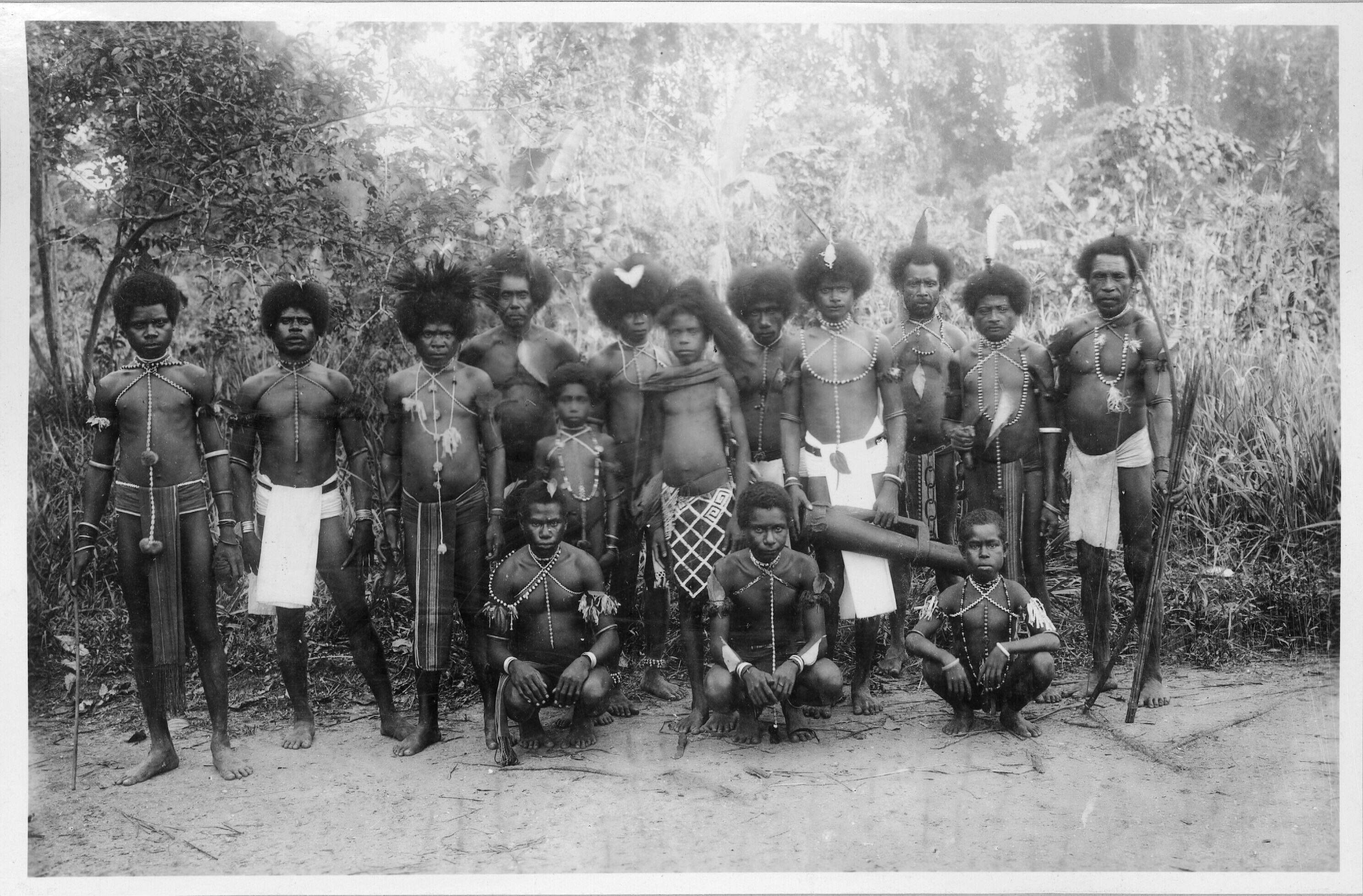 Groepsportret feestelijk geklede Papua's bij Manokwari