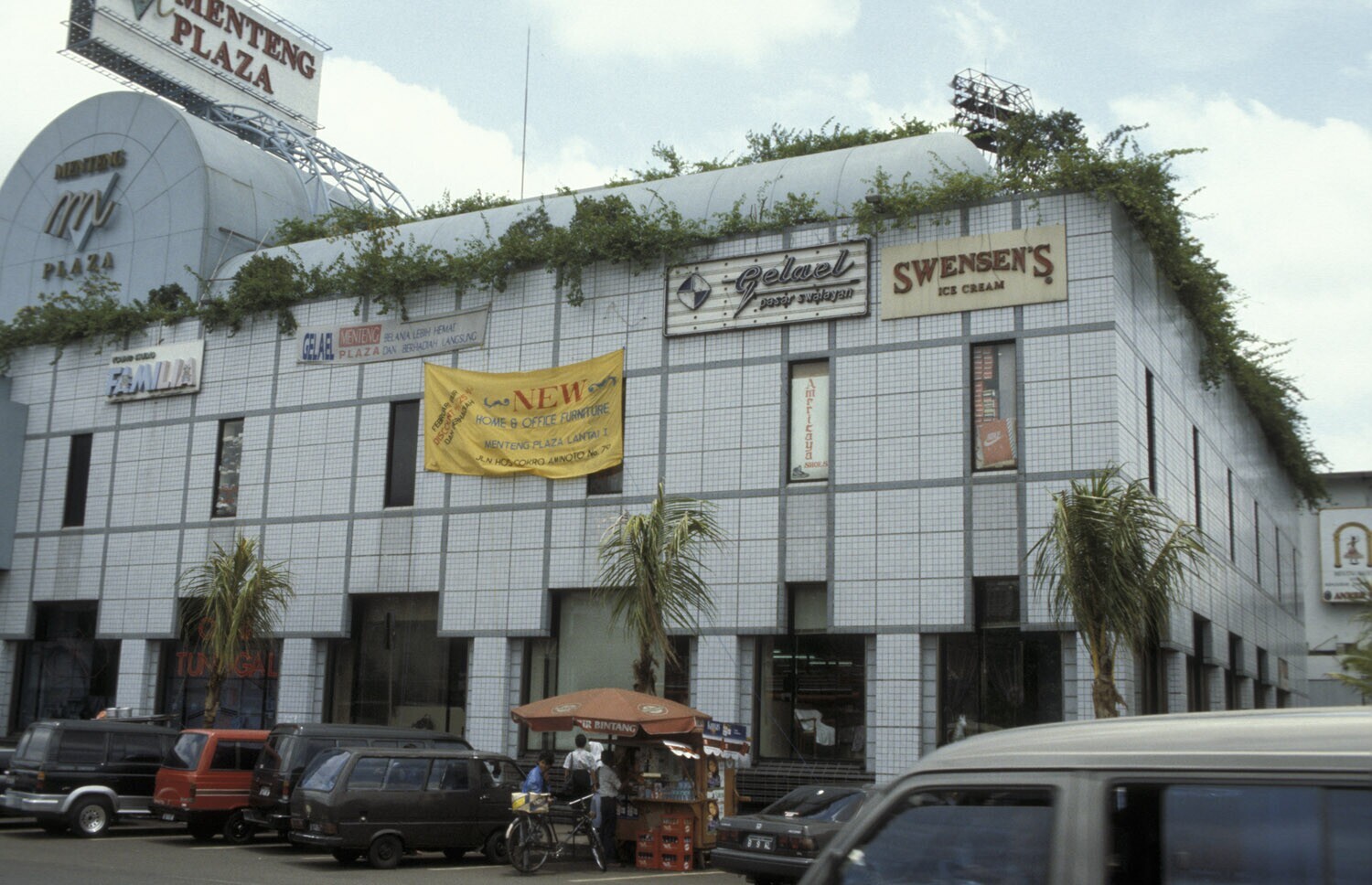 'Java, Jakarta Wijk Menteng; een van de vele nieuwe shopping plaza's '