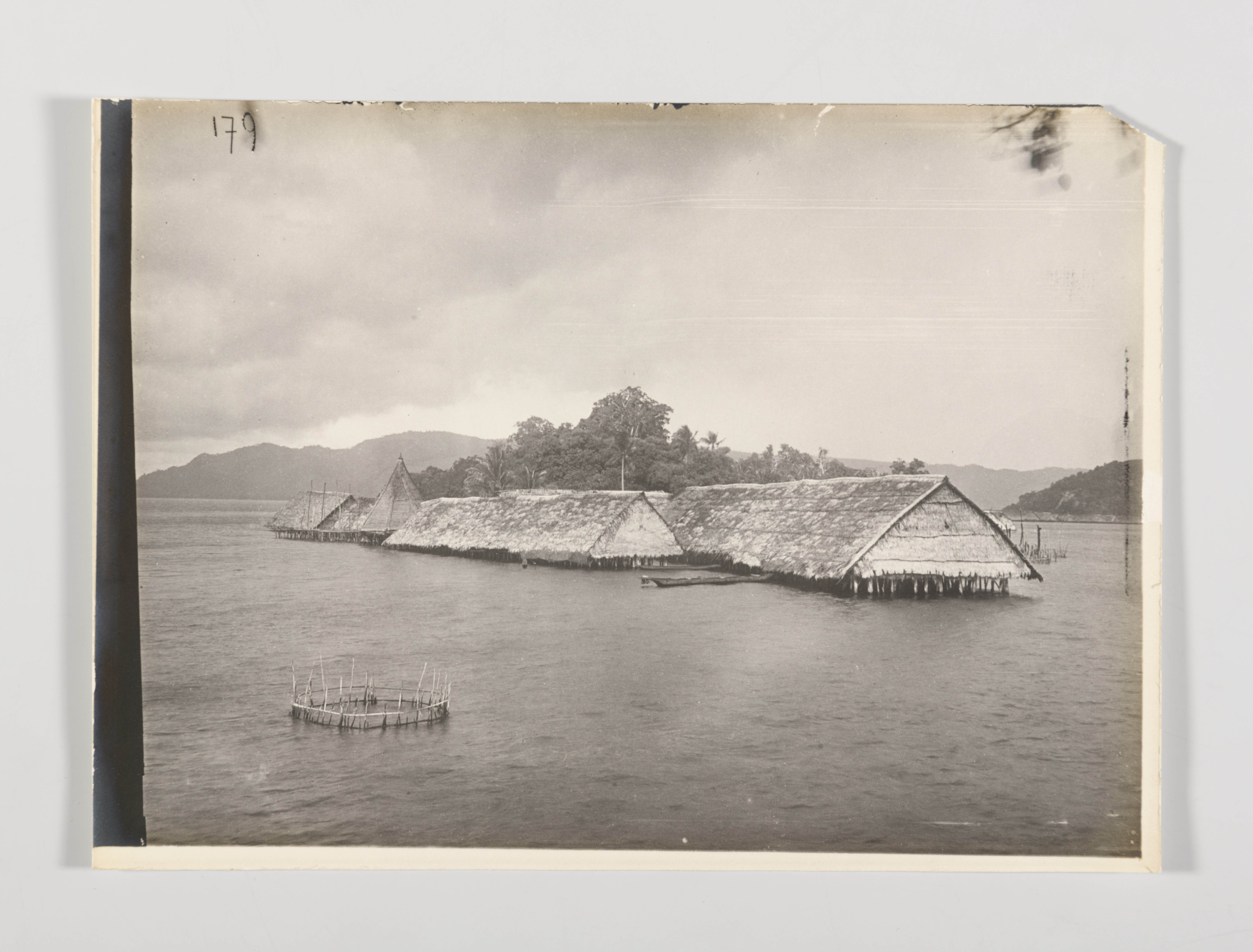 Dorpsgezicht met paalwoningen en een mannenhuis