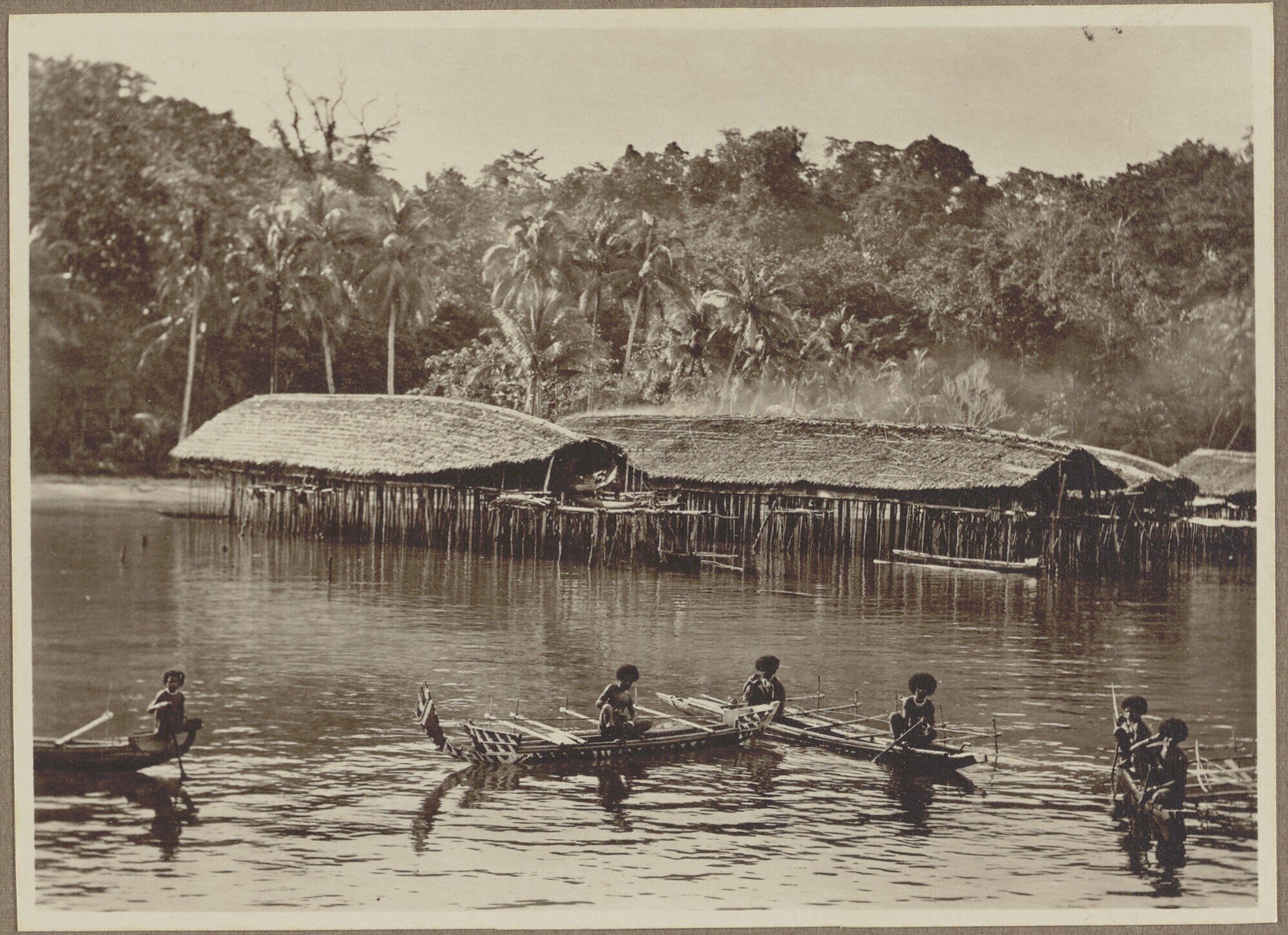 Papua's in prauwen bij het paaldorp Pom, Japen